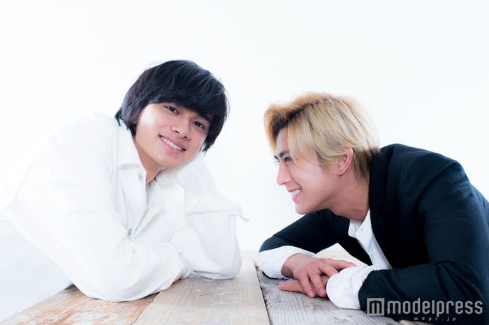 (左から)北村匠海、真剣佑(C)モデルプレス