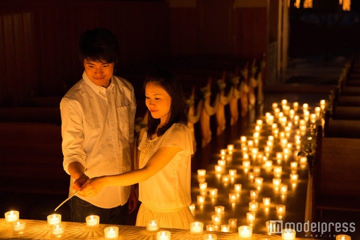静寂の教会を美しく灯す「結び火」／画像提供：星野リゾート