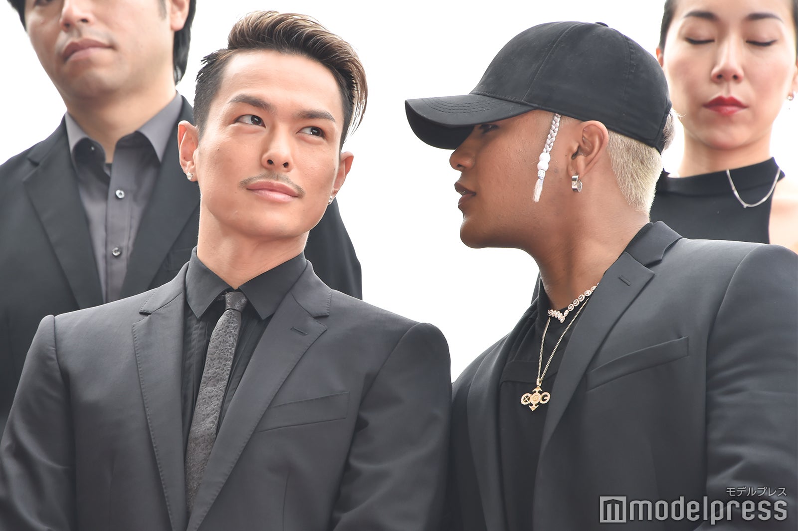 今市隆二＆ELLY、何やらヒソヒソ… （C）モデルプレス