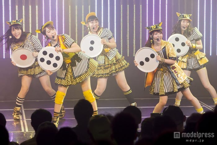 HKT48の村重杏奈(左から2人目)も初登場(C)NMB48