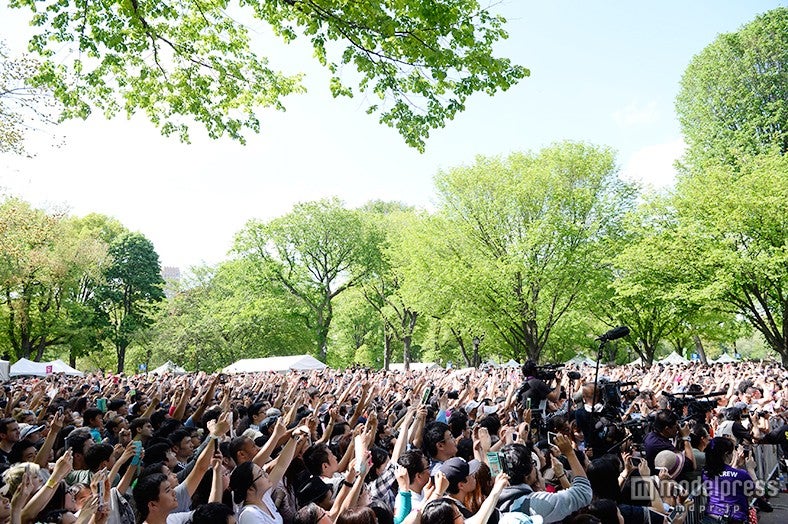 盛り上がる観客（C）AKS