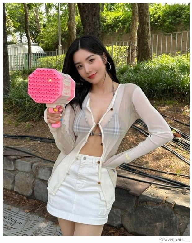 IZ*ONE ウンビ　グッツまとめ IZ*ONE出身クォン・ウンビ、美スタイル際立つ水着姿でライブ