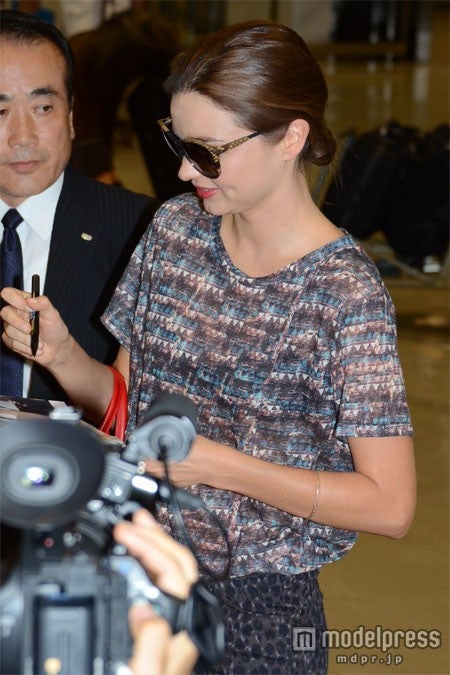 サインに応じるミランダ・カー