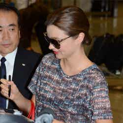 サインに応じるミランダ・カー