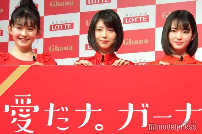 (左から)久間田琳加、浜辺美波、山田杏奈(C)モデルプレス