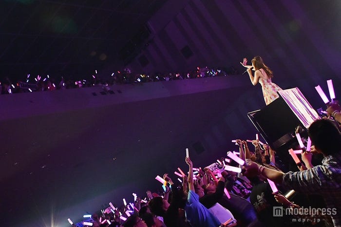 トロッコに乗って手を振る小嶋陽菜