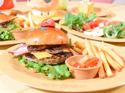 マリオ・バーガー ~ベーコン&チーズ~2000円。ベーコンとチーズの相性が抜群。ピクルスもおいしいですよ