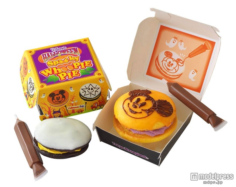 写真左：スプーキーウーピーパイ（パンプキン）、写真右：スプーキーウーピーパイ（紫イモ） ／（C）Disney