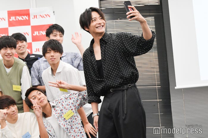 インスタにのせるため候補者と自撮りをする小池徹平 (C)モデルプレス