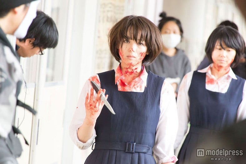 血まみれ姿で熱演（C）2015東映ビデオ
