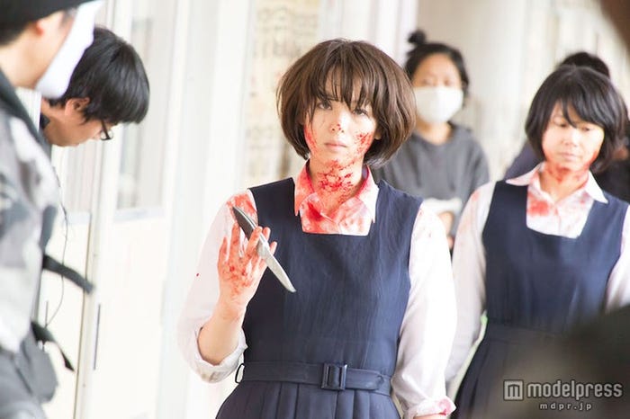 血まみれ姿で熱演(C)2015東映ビデオ