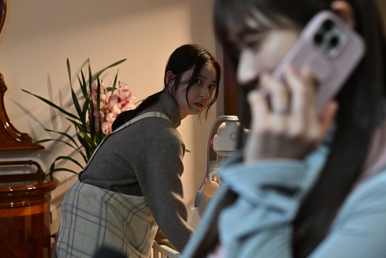 佐々木希、渋谷凪咲「地獄の果てまで連れていく」第4話（C）「地獄の果てまで連れていく」製作委員会