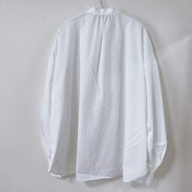 GU　パールボタンブラウス　ホワイト　後ろ