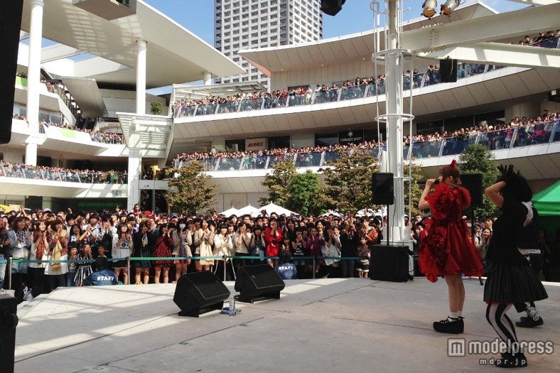 きゃりー、「鬼畜なスケジュール」にため息？！野外ライブに1万人