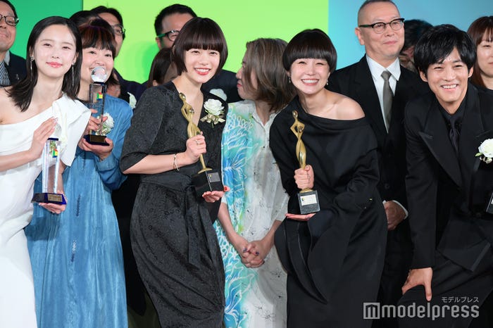 (左から)加藤小夏、杉咲花、奈緒、松坂桃李ら(C)モデルプレス