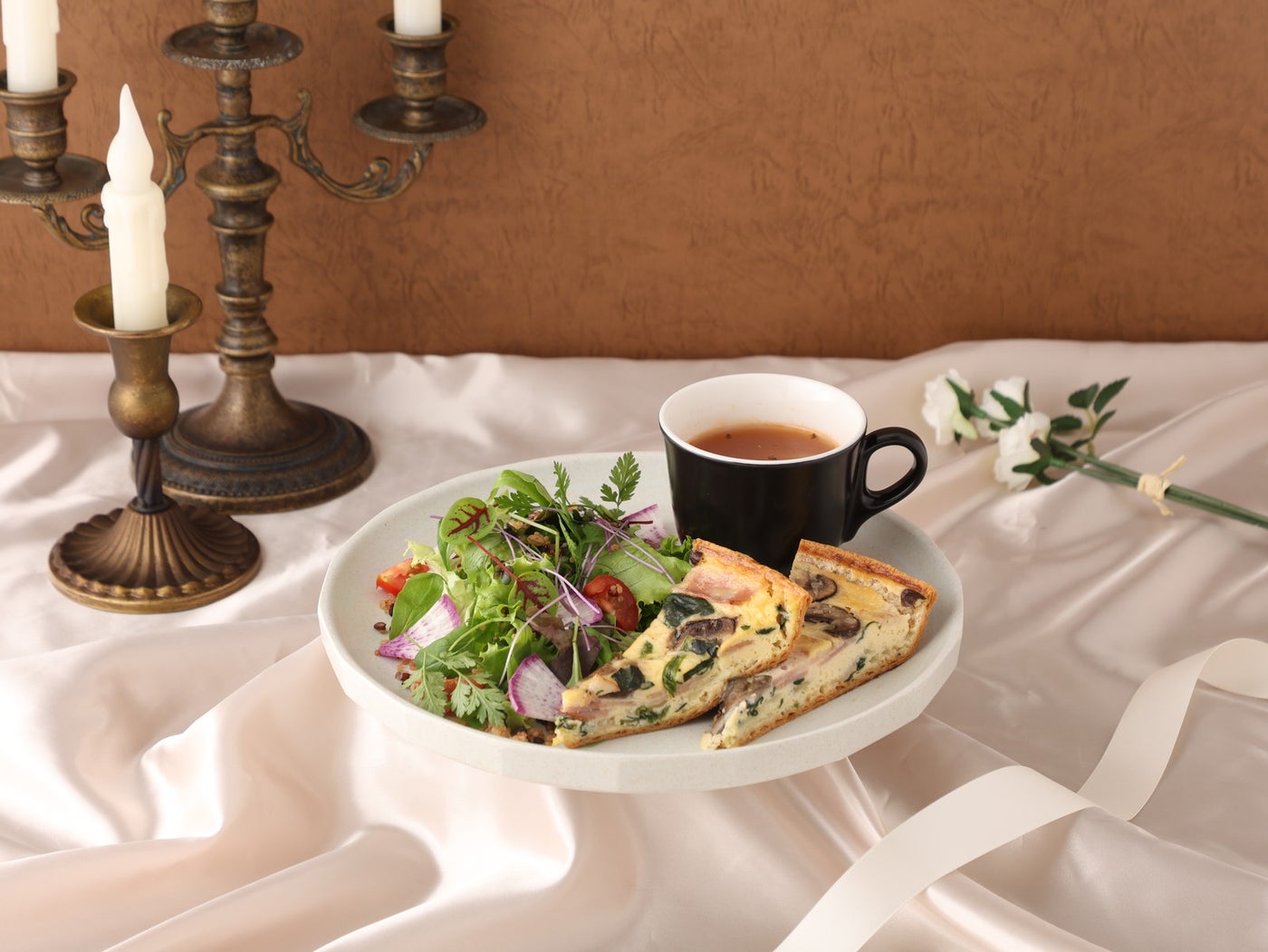 Quiche & Salad Plate 税込1,890円(C)HYBE LABELS JAPAN & HYBE. All Rights Reserved.