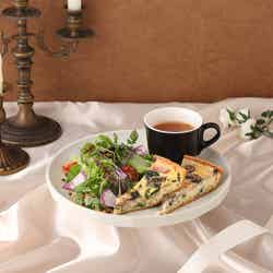 Quiche & Salad Plate 税込1,890円(C)HYBE LABELS JAPAN & HYBE. All Rights Reserved.