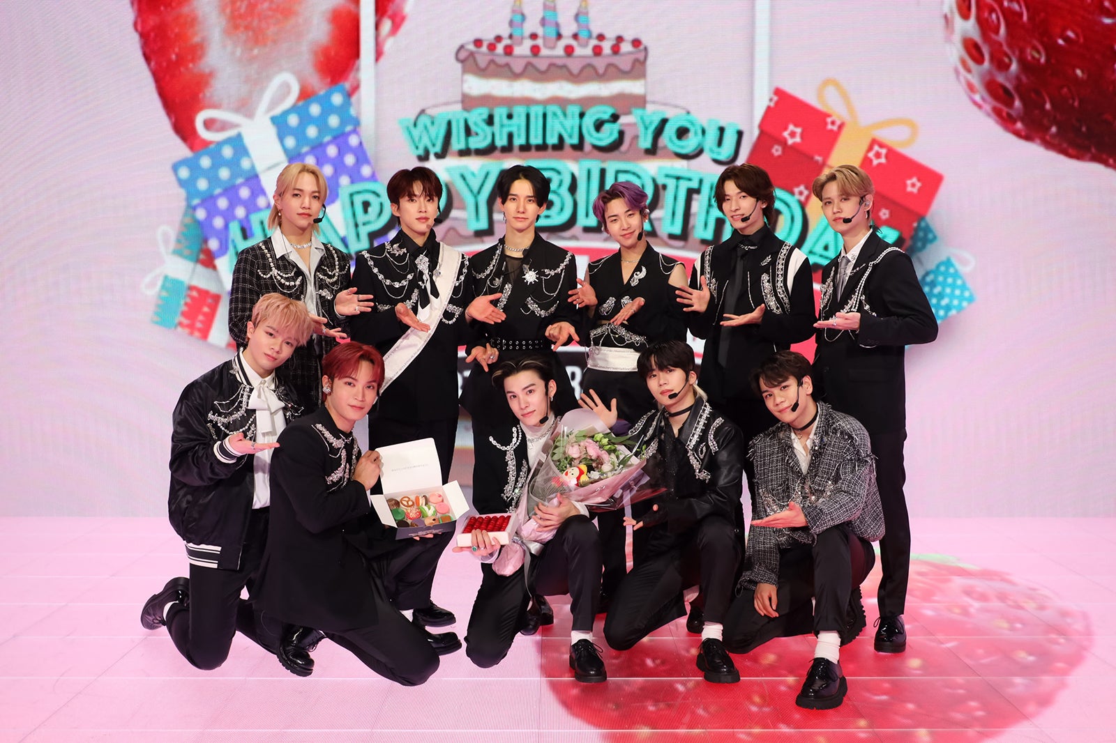 JO1、川西拓実に誕生日サプライズ 冠番組初回で「ALL HOURS」地上波初披露