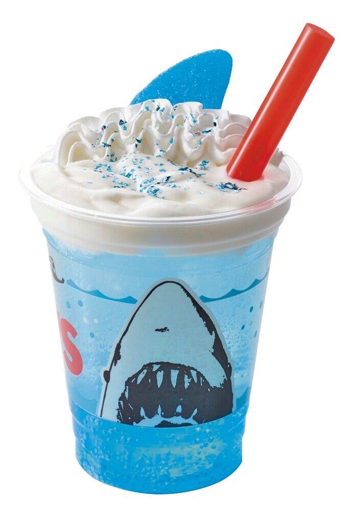 ジョーズ・スプラッシュ ～ブルーハワイ＆ソーダ～650円は「ボードウォーク・スナック」で　画像提供：ユニバーサル・スタジオ・ジャパン