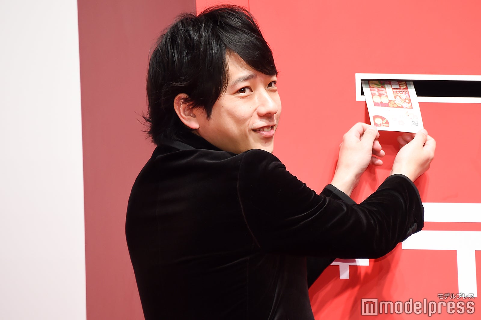 お気に入りの年賀状を投かんする二宮和也 （C）モデルプレス