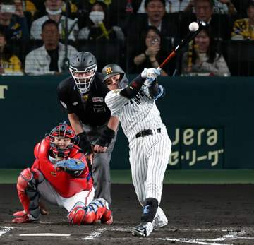 阪神・梅野「忘れられない一日に」7.24以来安打＆同期岩貞と最後のコンビ 天国の横田さんに「上を向いて報告」