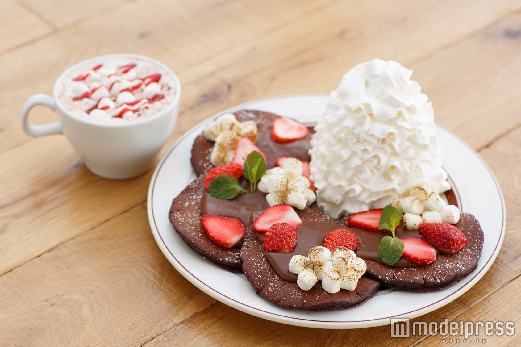 エッグスンシングス、濃厚チョコパンケーキが登場　マシュマロ×いちごで甘い味わい
