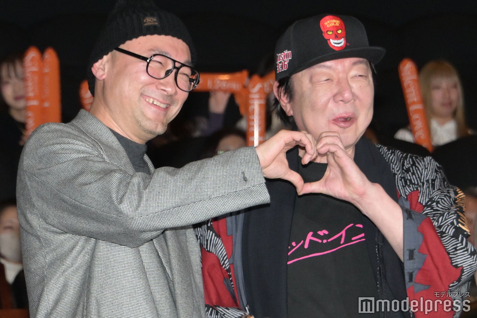 内田英治監督＆古田新太がハートポーズ（C）モデルプレス