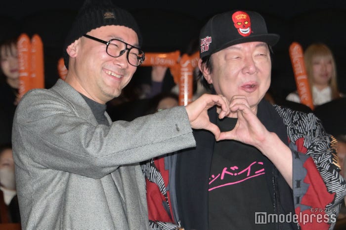 内田英治監督&古田新太がハートポーズ(C)モデルプレス