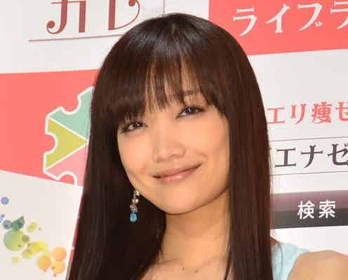 佐藤江梨子、ミニワンピで美脚アピール 美バストの秘訣を明かす