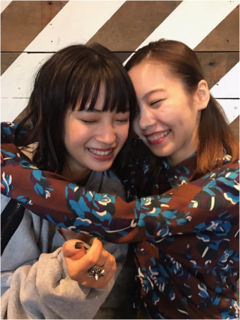広瀬すず＆島崎遥香がハグ！仲良しショットに 「奇跡のコラボ」「天使2人」とファン歓喜