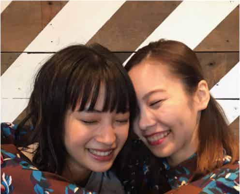 広瀬すず&島崎遥香がハグ!仲良しショットに 「奇跡のコラボ」「天使2人」とファン歓喜