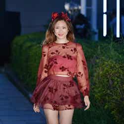 ファッションショーでランウェイをウォーキングした紗栄子