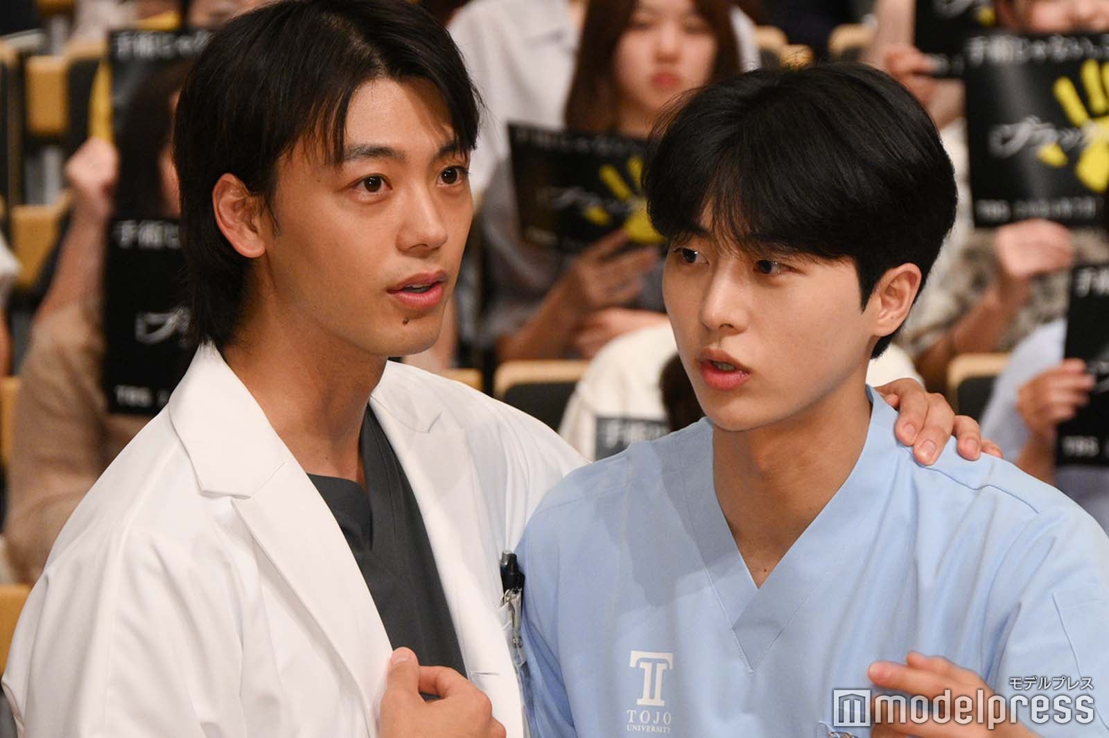 通訳者にの代わりにキム・ムジュンに説明する竹内涼真（C）モデルプレス