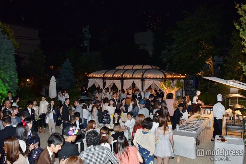 パーティー会場は抽選で選ばれた読者と人気モデルで賑わう