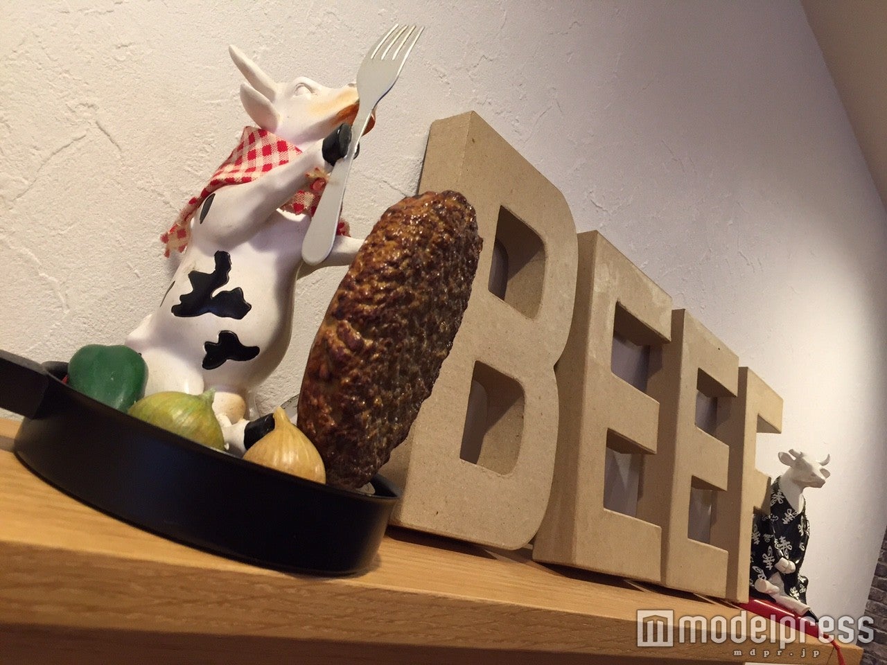 インテリアまで牛の小物（C）モデルプレス