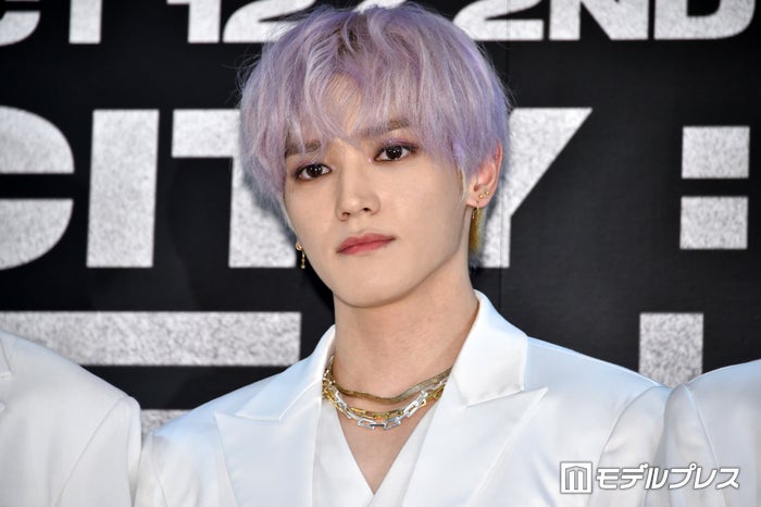 NCT 127テヨン、派手衣装で地下鉄乗る姿公開「変装もしないで目立ちすぎてる」「オーラを感じる」の声