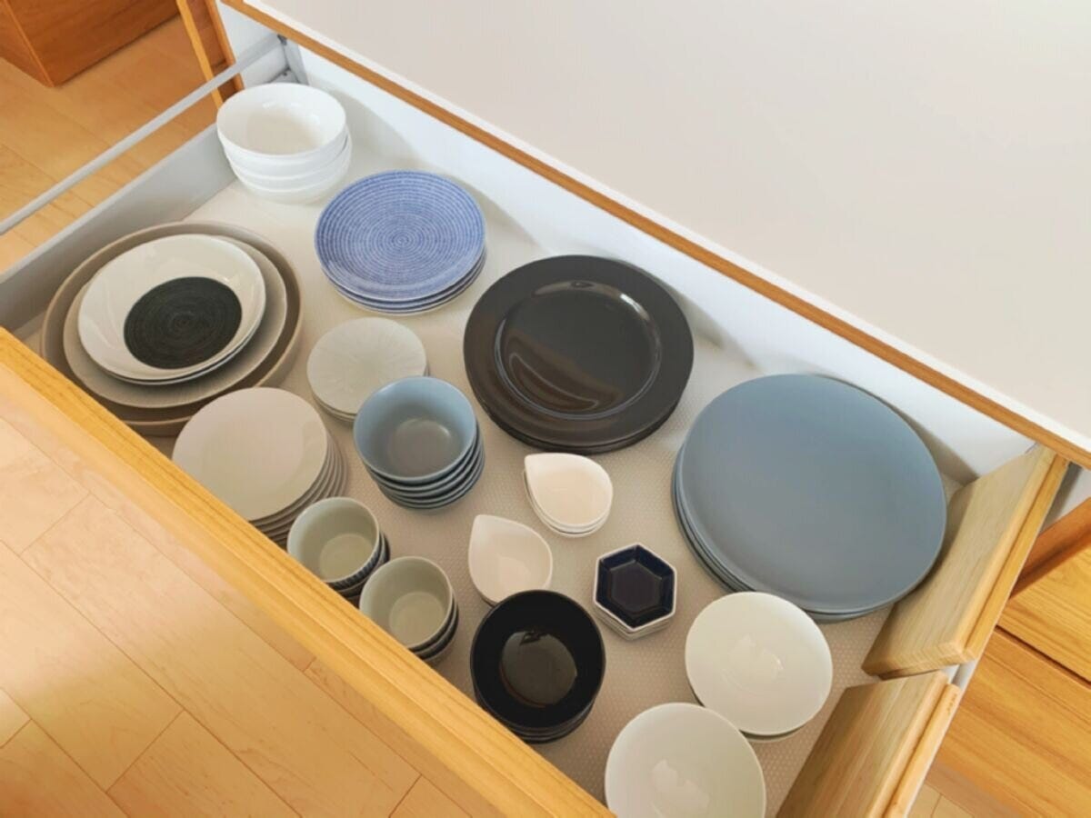 引き出しにきれいに重ねて収納された統一感のある食器 引き出しにきれいに重ねて収納された統一感のある食器
