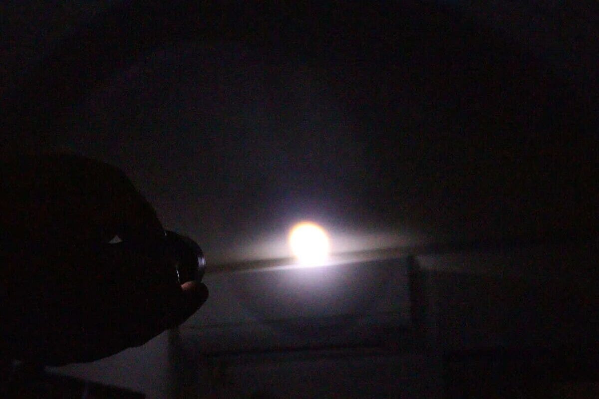 LEDライトでズームインして遠くを照らす様子