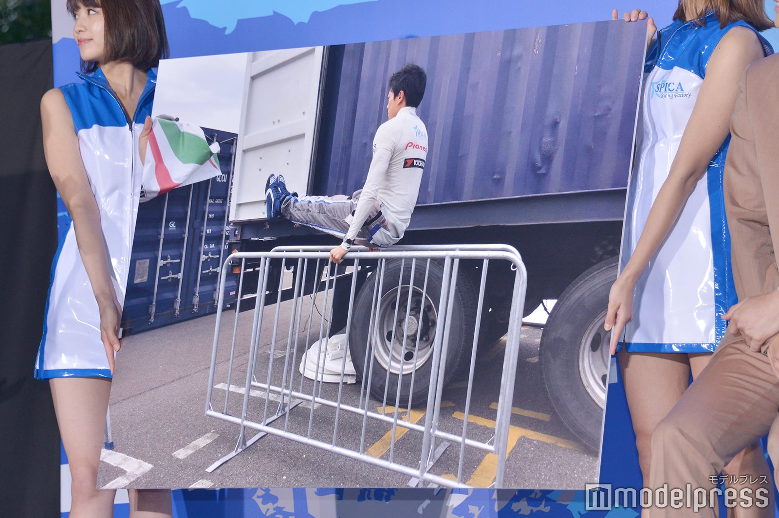 現場で筋トレに励む新田真剣佑の写真（森川葵が提供） （C）モデルプレス