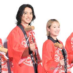 （左から）樽酒を割る佐藤信介監督、山崎賢人、清野菜名、真壁刀義（C）モデルプレス