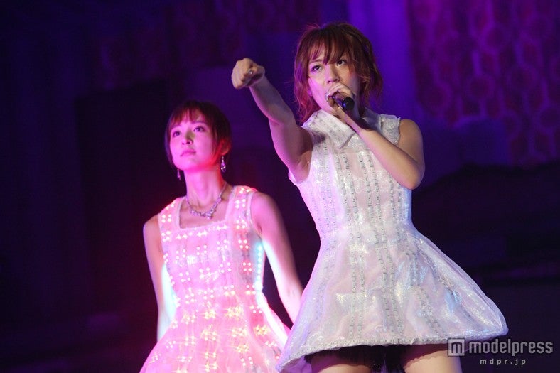 篠田麻里子、高橋みなみ／「AKB48 2013真夏のドームツアー～まだまだ、やらなきゃいけないことがある～」福岡公演1日目より（C）AKS