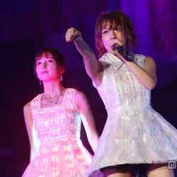 篠田麻里子、高橋みなみ／「AKB48 2013真夏のドームツアー～まだまだ、やらなきゃいけないことがある～」福岡公演1日目より（C）AKS