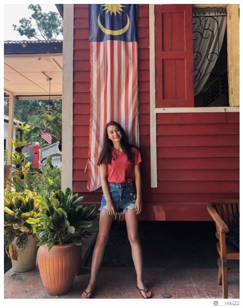 Niki、スラッと美脚を大胆披露　圧巻スタイルに絶賛の声