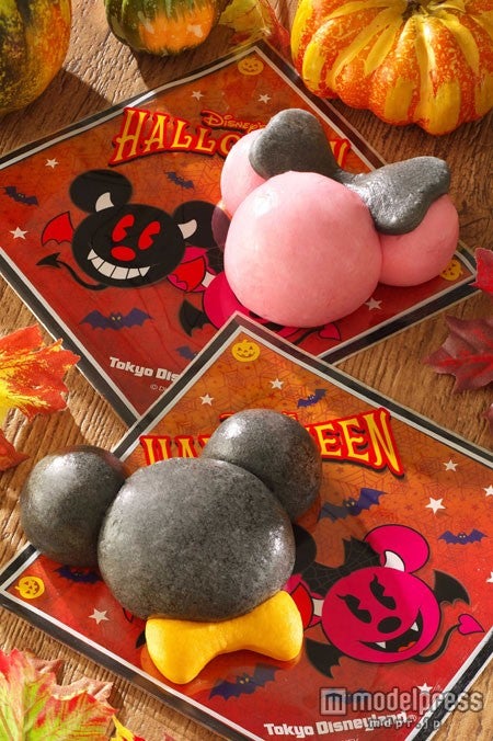 写真手前：ミッキーマウスまん（ポーク・シュリンプ＆デミグラスソース）写真奥：ミニーマウスまん（紫イモ＆マロン） ／（C）Disney