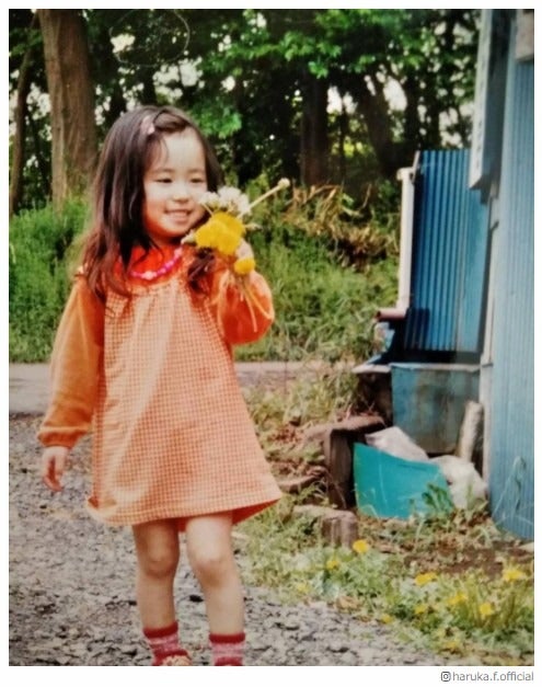 福原遥「とてつもない可愛さ」「奇跡ですか…」幼少期ショットにファン悶絶