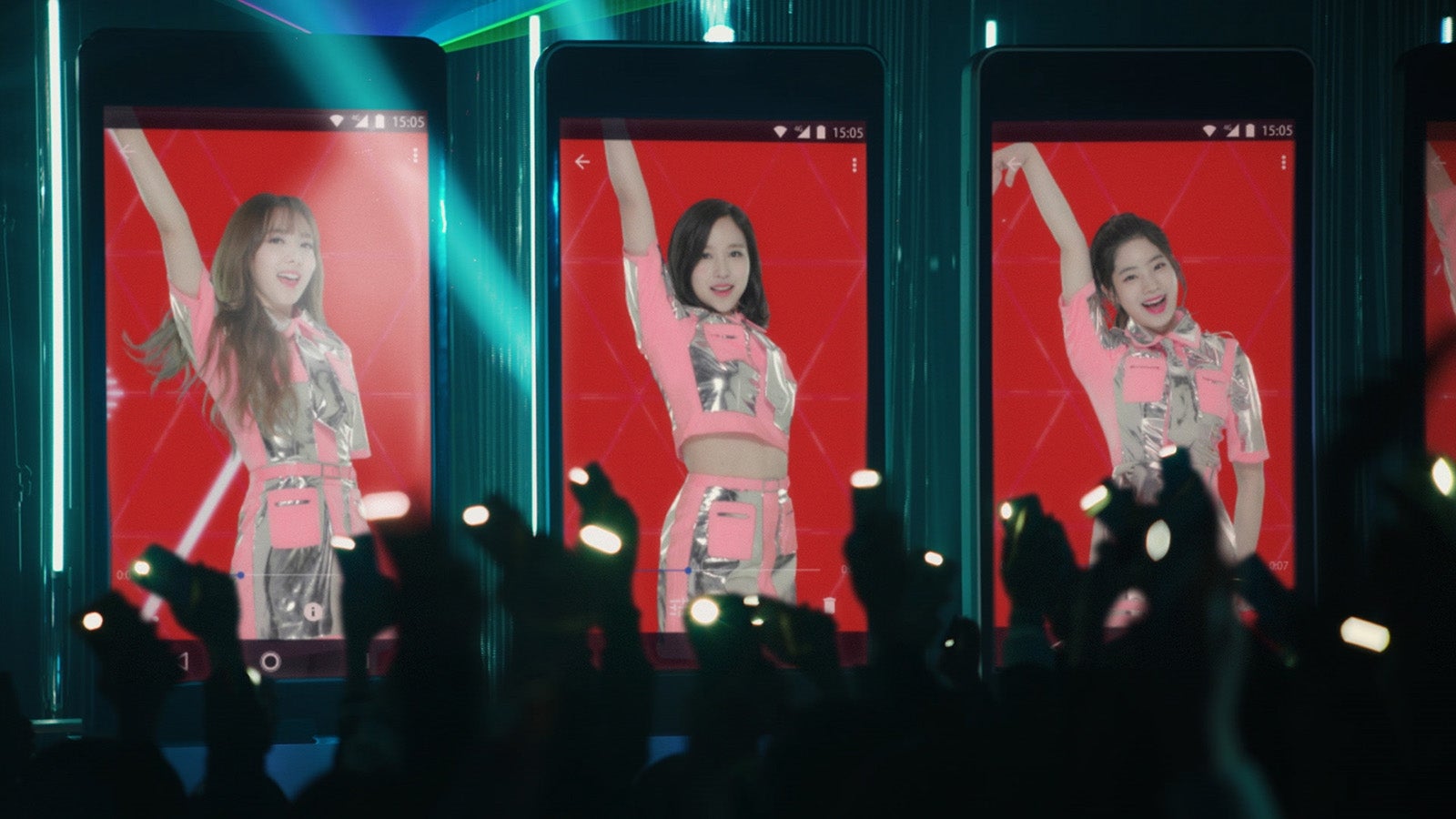 TWICEが出演するCM第2弾 「学園祭ライブ」篇より（提供写真）