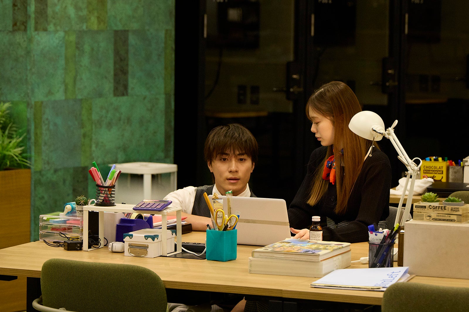 砂田将宏、紺野彩夏「復讐カレシ～溺愛社長の顔にはウラがある～」第6話（C）「復讐カレシ～溺愛社長の顔にはウラがある～」製作委員会・MBS