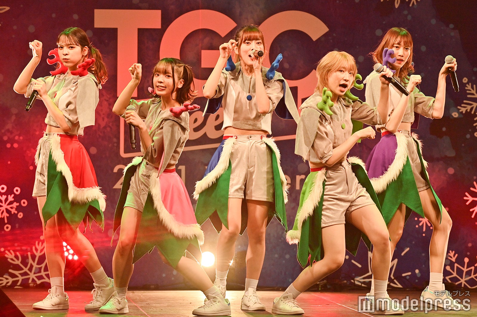 豆柴の大群、ウエスト見せ＆ミニ丈衣装で全力パフォーマンス＜TGC teen 2021 Winter＞