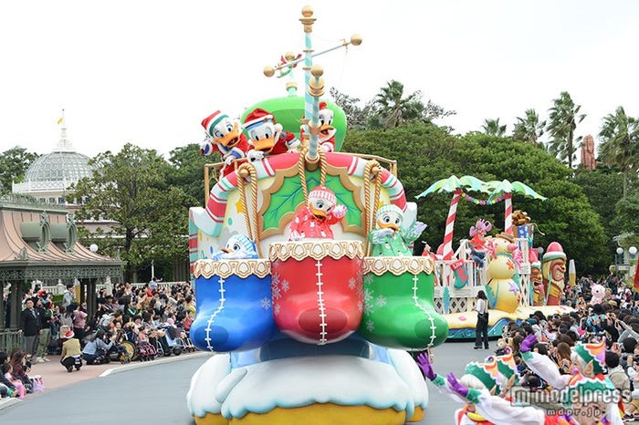 「ディズニー・クリスマス・ストーリーズ」ドナルドたちの乗るフロート