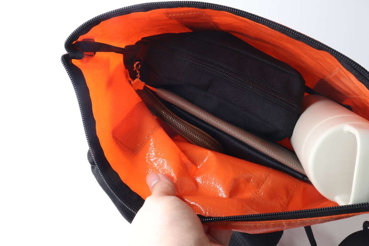 トートバッグのメイン収納部に水筒、化粧ポーチ、財布、サングラスなどが入っている